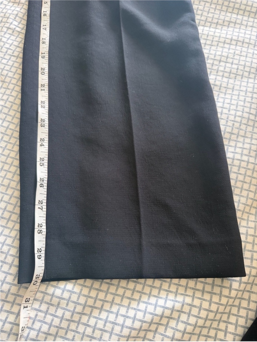The Effortless Pant - Lo-Rise Crepette -Short - Picture 6 of 7